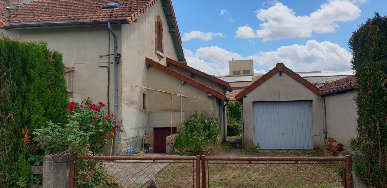 vente maison jumelée sur 2 niveaux avec garage / cave / dépendances/ et